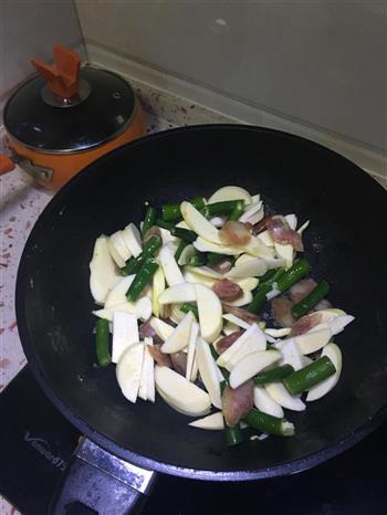 腊肉炒茭白尖椒的做法步骤2