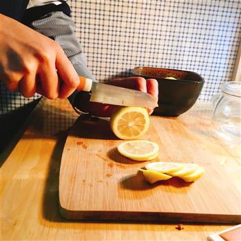 桂花蜜渍柠檬的做法步骤2