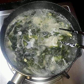 银鱼金针菇紫菜蛋花汤的做法步骤3