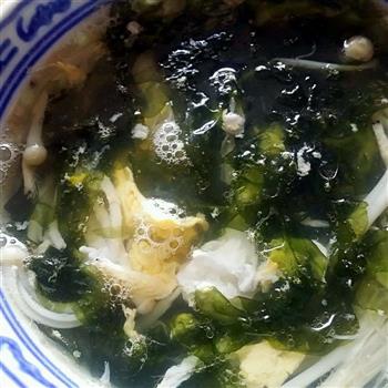 银鱼金针菇紫菜蛋花汤的做法步骤5