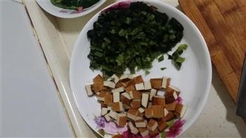 毛豆雪菜香干炒肉的做法步骤2