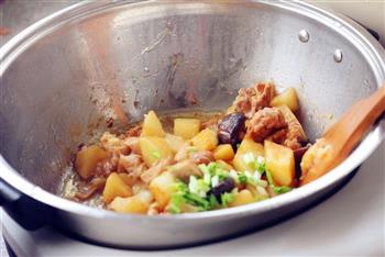 香菇土豆炖鸡块的做法图解12