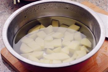 香菇土豆炖鸡块的做法步骤3