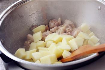 香菇土豆炖鸡块的做法图解8