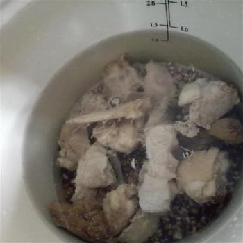 薏米赤小豆骨头鸡肉汤的做法图解2