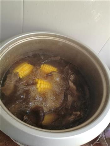 茶树菇玉米排骨汤的做法图解3