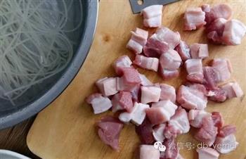 大白菜猪肉炖粉条的做法图解1
