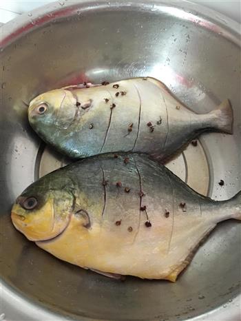 红烧金鲳鱼的做法图解2