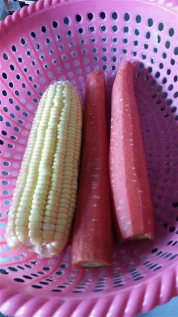 玉米红萝卜竹荪排骨汤的做法图解2