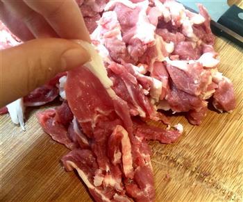 新疆炒烤肉-轻松炒出羊肉串的味道的做法图解1
