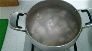 松茸两吃-松茸鸡汤，黄油煎松茸的做法步骤1