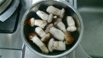 松茸两吃-松茸鸡汤，黄油煎松茸的做法步骤2