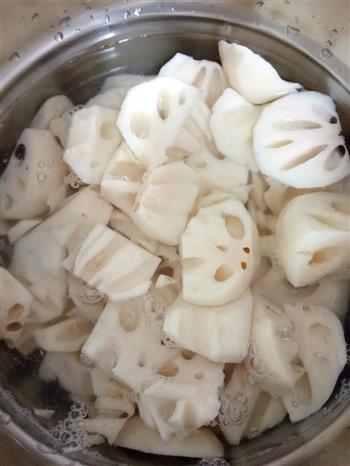电饭锅莲藕猪骨汤的做法步骤1