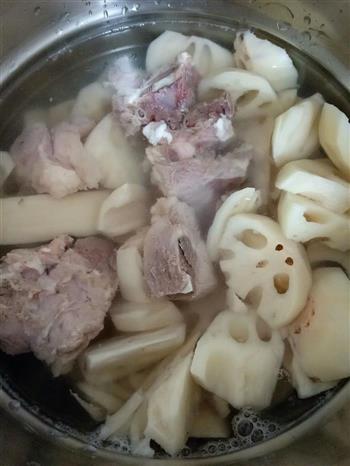 电饭锅莲藕猪骨汤的做法步骤2