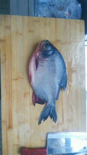 清蒸红鲳鱼的做法步骤1
