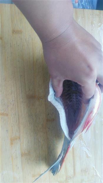 清蒸红鲳鱼的做法步骤2