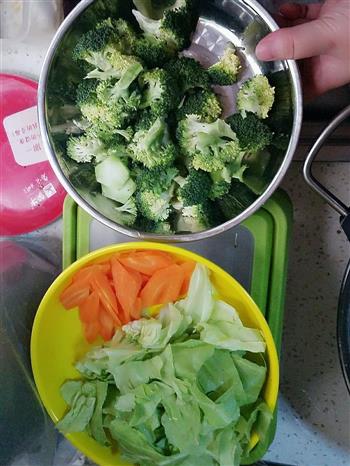 清炒西兰花洋白菜胡萝卜的做法步骤1
