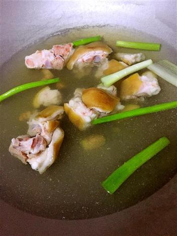 莲藕黄豆猪蹄汤的做法步骤2