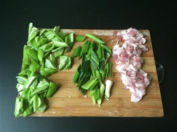 青椒蒜苗炒肉的做法步骤2