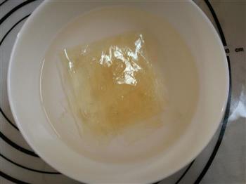 西瓜牛奶果冻的做法步骤1