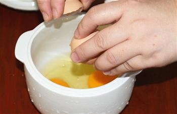 鸡蛋羹的制作方法及功效的做法步骤2