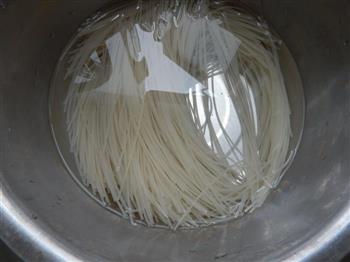 芹菜肉丝炒米线的做法步骤1