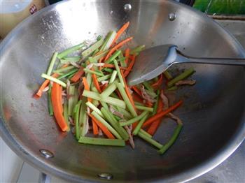 芹菜肉丝炒米线的做法步骤10