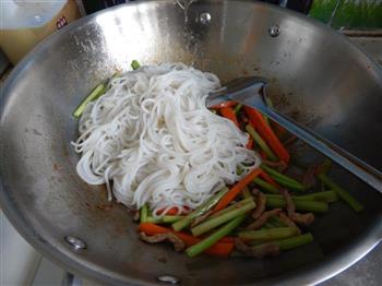 芹菜肉丝炒米线的做法步骤11