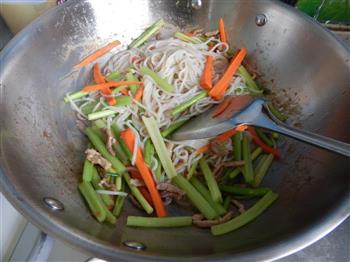 芹菜肉丝炒米线的做法步骤12