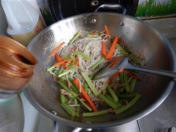 芹菜肉丝炒米线的做法步骤13