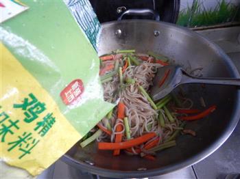 芹菜肉丝炒米线的做法步骤17