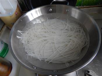 芹菜肉丝炒米线的做法步骤2