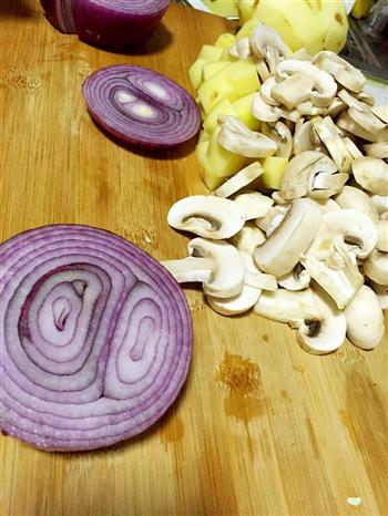 洋葱蘑菇土豆咖喱饭的做法步骤1