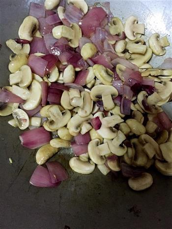 洋葱蘑菇土豆咖喱饭的做法步骤2