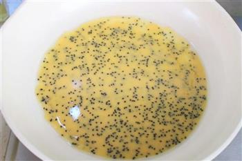 黄油黑芝麻蛋卷 宝宝健康食谱的做法步骤10