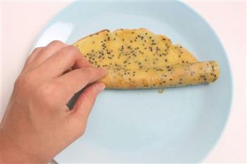 黄油黑芝麻蛋卷 宝宝健康食谱的做法步骤12