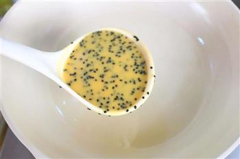 黄油黑芝麻蛋卷 宝宝健康食谱的做法步骤9
