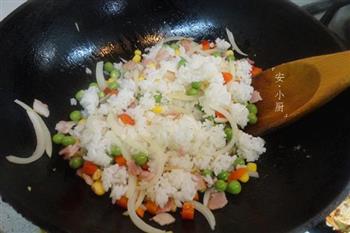 培根咖喱炒饭的做法步骤3