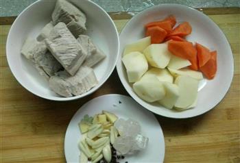 土豆红萝卜焖红烧肉的做法步骤2