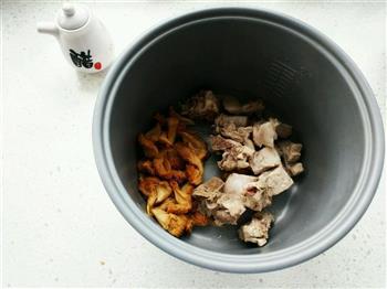 深秋猴菇排骨汤的做法步骤4