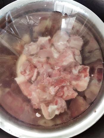玉米海带排骨汤的做法步骤2