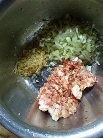 猪肉白菜饺子的做法图解2