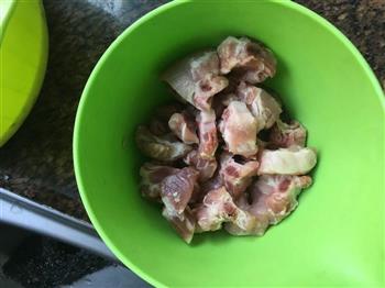 茶树菇炖排骨汤的做法步骤2