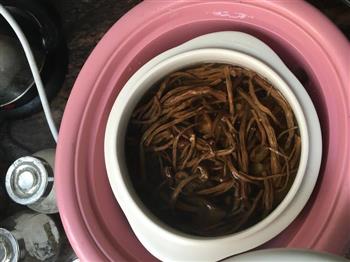 茶树菇炖排骨汤的做法图解3