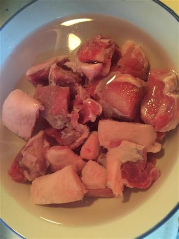清汤牛肉炖萝卜的做法步骤1