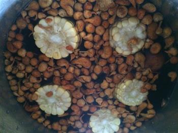海椰皇虫草花玉米乌鸡汤的做法步骤3