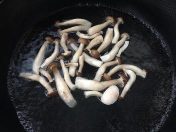 鲜虾菌菇汤的做法步骤3