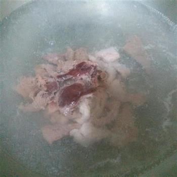 猪肝瘦肉菠菜汤的做法图解3