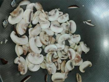 奶油蘑菇汤的做法步骤2