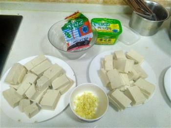 蒜蓉酱焖豆腐的做法图解1